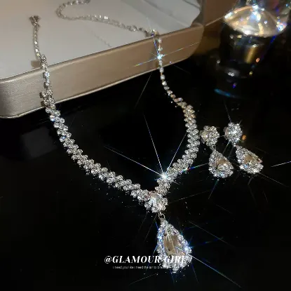 Picture of Sense of luxury, full of diamonds, tassels, earrings, clavicle chains, necklaces, dresses, accessories, women